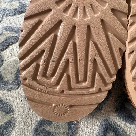 UGG Boot Mini Short Leopard Print - Picture 5 of 10